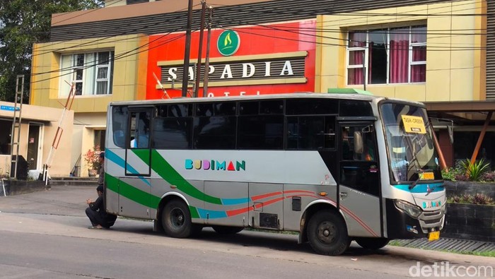 Bus Budiman Jurusan Cirebon Tasikmalaya yang dikendarai Sule