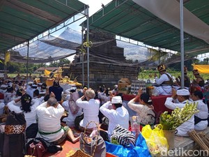 Umat Hindu Gelar Puja Basmangkuram Jagat Kertih di Candi Lumbung Magelang