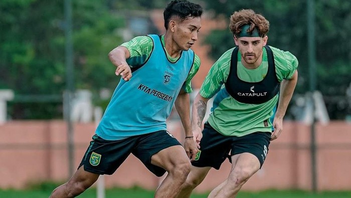 Dejan Tumbas (kanan) menggunakan perban kepala saat menjalani sesi latihan bersama Persebaya Surabaya.