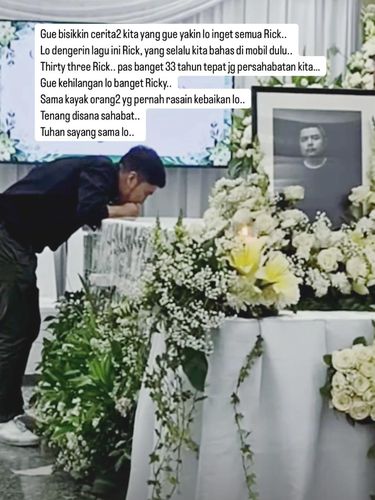 Desta di samping peti jenazah Ricky Siahaan.