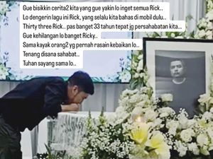 Momen Desta Bisikan Kenangan Persahabatan ke Jenazah Ricky Siahaan