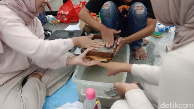 Eceng Gondok Disulap Jadi Kertas: Gerakan Hijau Komunitas Peduli Sungai Surabaya