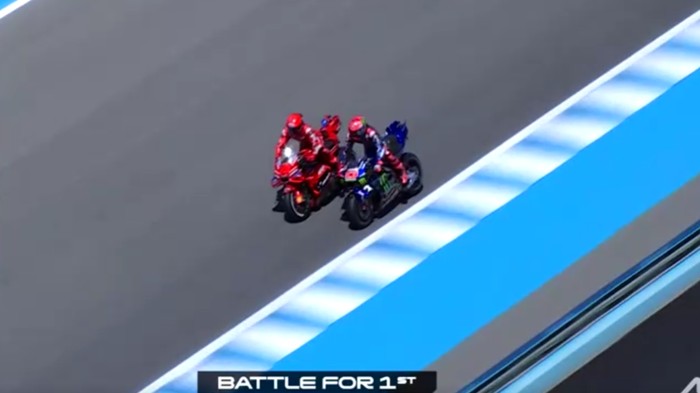 Fabio Quartararo yang sejatinya memimpin balapan mengalami crash saat disalip Marc Marquez di Sprint Race MotoGP Spanyol 2025.