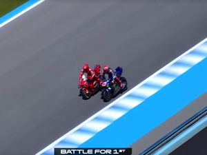 Video Saling Sikut Marquez dan Quartararo di Sprint Race MotoGP Catalunya