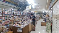 Di area basement Blok M Square tersedia banyak pedagang buku yang menyediakan berbagai macam genre dengan harga miring. Mereka nggak segan mempersilahkan pengunjung membaca buku lebih dulu sebelum membeli (dok. Muhammad Lugas Pribady/detikcom)