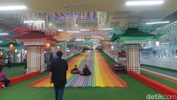 Bersama buah hati, kamu juga bisa mampir ke Blok M Square Garden Eat and Play di lantai 3. Playground ini punya fasilitas lengkap dan nyaman untuk anak-anak bermain sambil istirahat sejenak dari aktivitas belanja. Biaya masuknya Rp 45.000 per orang, sebanding dengan keseruan dan kenyamanan yang ditawarkan buat keluarga yang ingin bersantai bersama. (Muhammad Lugas Pribady/detikcom)