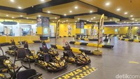 Bagi pengunjung yang ingin memacu adrenalin, cobalah wahana gokart di lantai 5 Blok M Square. Dengan tarif mulai dari Rp 60.000, pengalaman balap mini ini cocok untuk keluarga atau teman-teman yang ingin menikmati sensasi berbeda di tengah hiruk-pikuk kota. Suasananya seru dan jadi alternatif hiburan yang tidak biasa di dalam pusat perbelanjaan. (Muhammad Lugas Pribady/detikcom)