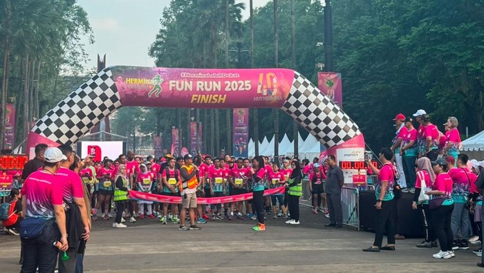 Olahraga bisa dikemas dengan menyenangkan guna menarik minat masyarakat. Seperti sebuah acara Fun Run di GBK ini.