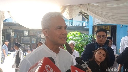 Ganjar Pranowo takziah ke rumah duka Bunda Iffet.