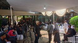 Ganjar Pranowo Melayat ke Rumah Duka Bunda Iffet di Markas Slank
