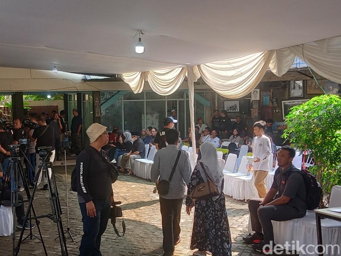 Ganjar Pranowo Melayat ke Rumah Duka Bunda Iffet di Markas Slank