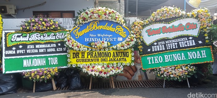 Ganjar Pranowo Melayat ke Rumah Duka Bunda Iffet di Markas Slank