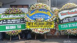 Ganjar Pranowo Melayat ke Rumah Duka Bunda Iffet di Markas Slank