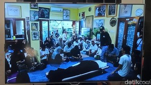 Selain Ganjar Pranowo, ada musisi Armand Maulana di antara para pelayat yang hadir pagi ini.