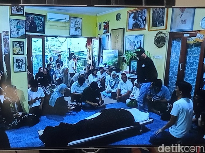Ganjar Pranowo Melayat ke Rumah Duka Bunda Iffet di Markas Slank