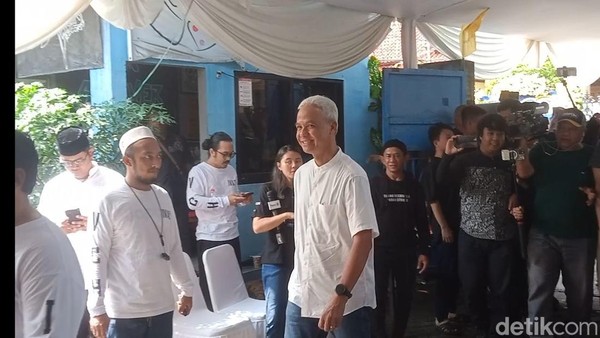 Ganjar Pranowo Melayat ke Rumah Duka Bunda Iffet di Markas Slank