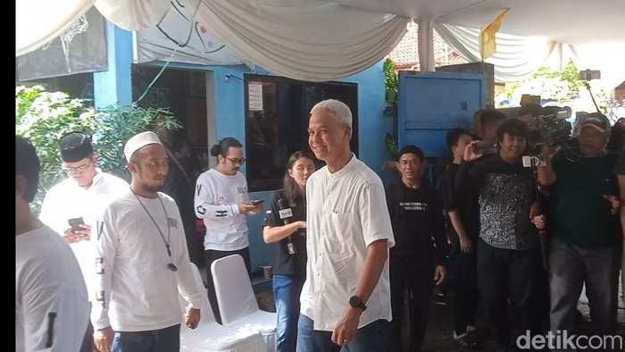Ganjar Pranowo Melayat ke Rumah Duka Bunda Iffet di Markas Slank