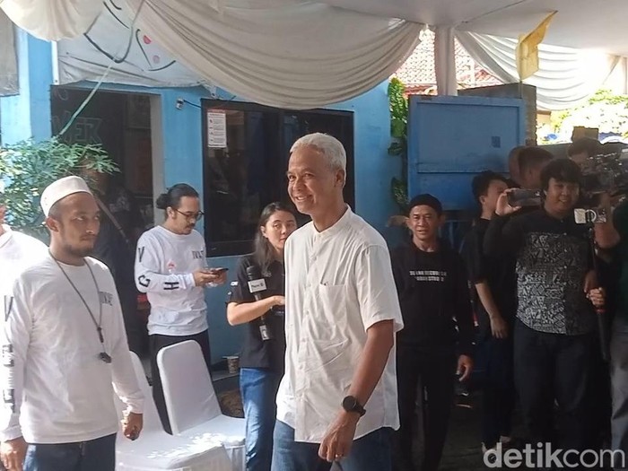 Ganjar Pranowo Melayat ke Rumah Duka Bunda Iffet di Markas Slank