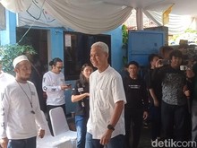 Ganjar Pranowo Melayat ke Rumah Duka Bunda Iffet di Markas Slank Ganjar Pranowo Melayat ke Rumah Duka Bunda Iffet di Markas Slank