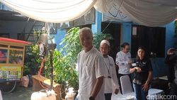 Ganjar Pranowo Melayat ke Rumah Duka Bunda Iffet di Markas Slank