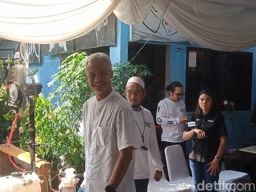 Ganjar Pranowo Melayat ke Rumah Duka Bunda Iffet di Markas Slank