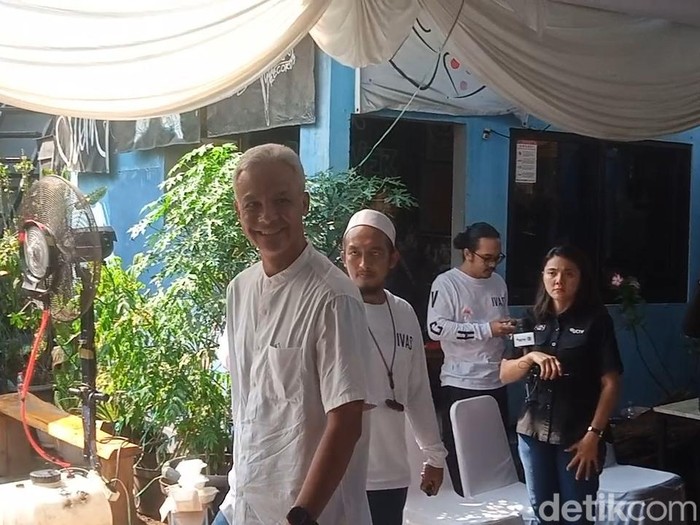 Ganjar Pranowo Melayat ke Rumah Duka Bunda Iffet di Markas Slank