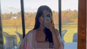 Dalam video itu, Georgia tampil santai pakai nightdress. Foto: Instagram @georgiamayheath