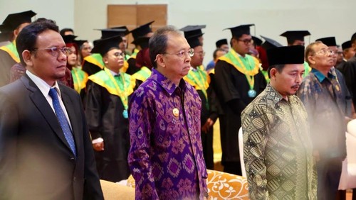 Gubernur Bali Wayan Koster menghadiri Sidang Senat Terbuka Wisuda ke-2 Program Sarjana Institut Sains dan Teknologi Nahdlatul Ulama Bali (ITSNUBA) di 100 Sunset Hotel, Kuta, Sabtu (26/4/2025). (IST)