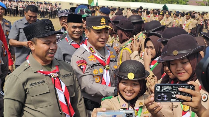 Gubernur Riau dan Kapolda Riau saat diajak berfoto bersama para peserta Jambore Karhutla 2025 (Mei Amelia/detikcom)