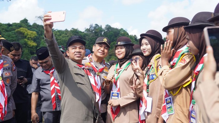 Gubernur Riau dan Kapolda Riau saat diajak berfoto bersama para peserta Jambore Karhutla 2025 (Mei Amelia/detikcom)