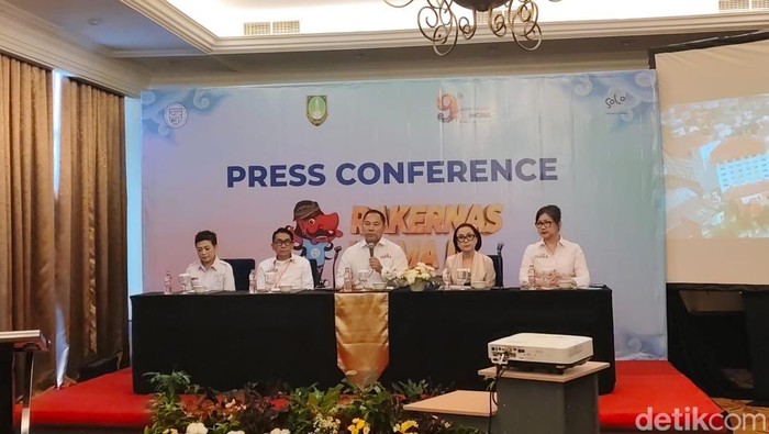 Konferensi pers Rakernas Indonesian Hotel General Manager Association di Sunan Hotel, Solo, Minggu (27/4/2025).