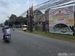 Banyak Jemaah ke Masjid Kubah Emas, Agen BRILink Dapat Berkah