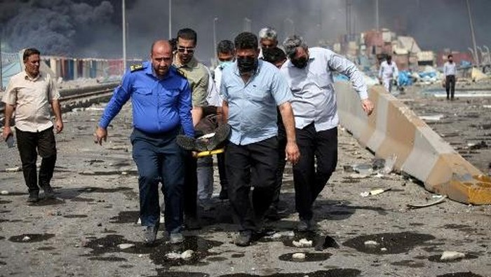 Ledakan di Pelabuhan Shahid Rajaee Iran (AFP/MOHAMMAD RASOLE  MORADI)