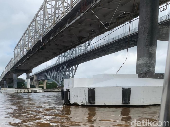 Jembatan Mahakam yang bersisian dengan Jembatan Mahkota IV yang juga dikenal sebagai Jembatan Kembar