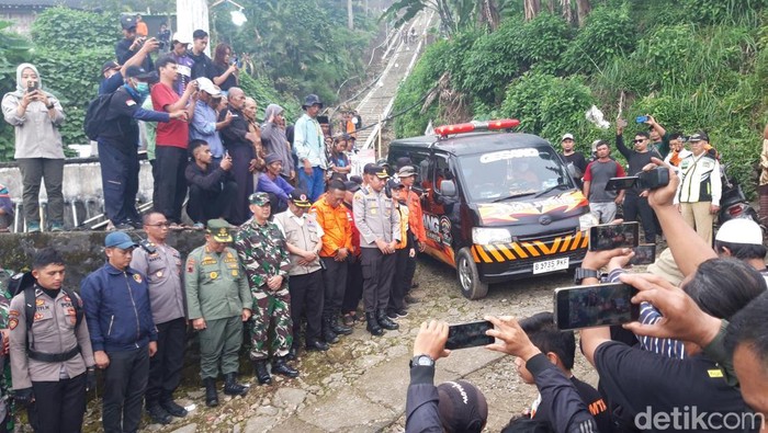 Jenazah Sugeng Parwoto, pendaki hilang di Merbabu saat dievakuasi Jumat (25/4/2025).