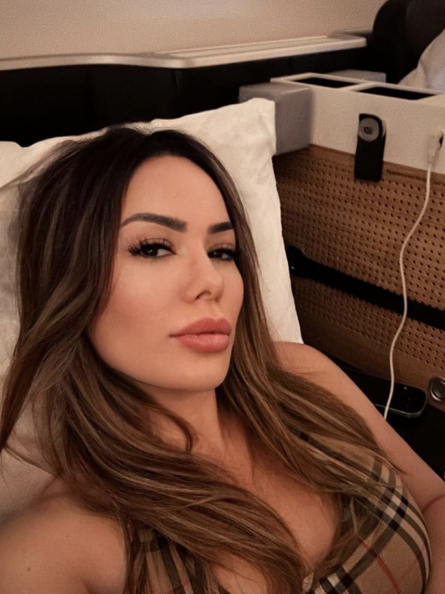 Ju mengaku sudah menggunakan trik ini sejak usianya 23 tahun. Ia bahkan membagikan contoh konkret bagaimana cincin palsu tersebut bekerja efektif. Suatu hari, saat berada di apotek, seorang pria mulai mencoba mengajak Ju berbincang ringan. Namun, begitu matanya menangkap kilauan cincin di jari Ju, pria itu langsung berubah sikap. Foto: dok. Instagram @juisen