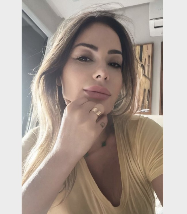 Ju mengungkapkan bahwa dirinya sering menjadi sasaran perhatian pria di berbagai tempat, mulai dari tempat gym, supermarket, apotek, hingga kolam renang. Karena merasa lelah dengan pendekatan yang tiada henti, wanita 39 tahun itu akhirnya memutuskan untuk mengenakan cincin di jari manis tangan kirinya, seolah-olah ia telah menikah. Foto: dok. Instagram @juisen