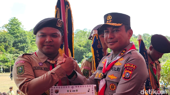 Kapolda Riau Irjen Herry Heryawan menyerahkan sertifikat kepada peserta Jambore Karhutla 2025 di Tahura Sultan Syarif Hasyim, Minas Jaya, Kabupaten Siak, Minggu (27/4/2025).