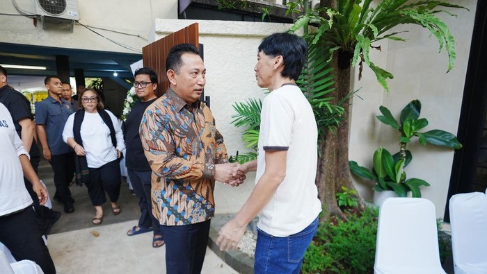 Kapolri Jenderal Listyo Sigit Prabowo melayat ke rumah duka Bunda Iffet