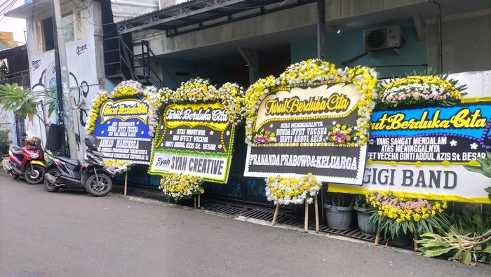 Karangan bunga belasungkawa dari politisi hingga artis di rumah duka Bunda Iffet di Duren Tiga, Jaksel. (Maulani/detikcom)