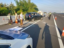 Avanza Terguling Usai Pecah Ban di Tol Nganjuk, 4 Orang Luka