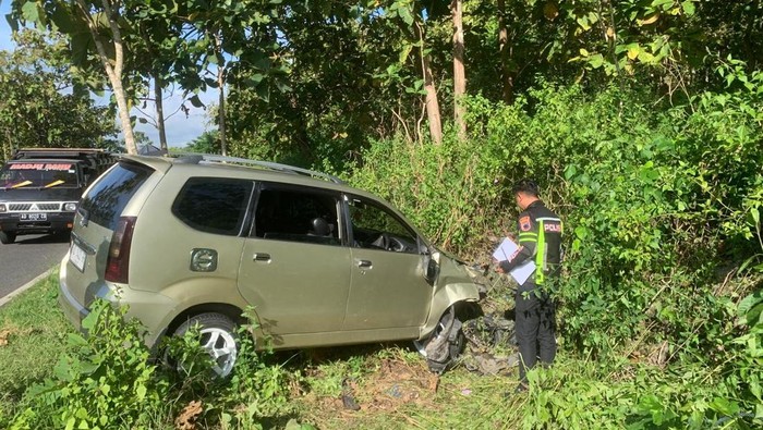 Mobil Avanza ringsek usai terlibat kecelakaan di jalan raya Pracimantoro-Eromoko, tepatnya di Desa Tubokarto, Kecamatan Pracimantoro Kabupaten Wonogiri, Minggu (27/4/2025).