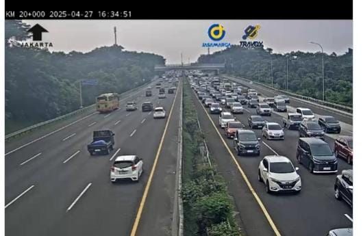 Kemacetan di Tol Jagorawi pada Minggu (27/4/2025) sore akibat kecelakaan (dok. Travoy)