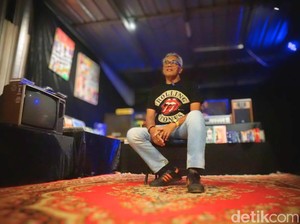 Kisah Kesetiaan Anto dan Koleksi Musik Rocknya
