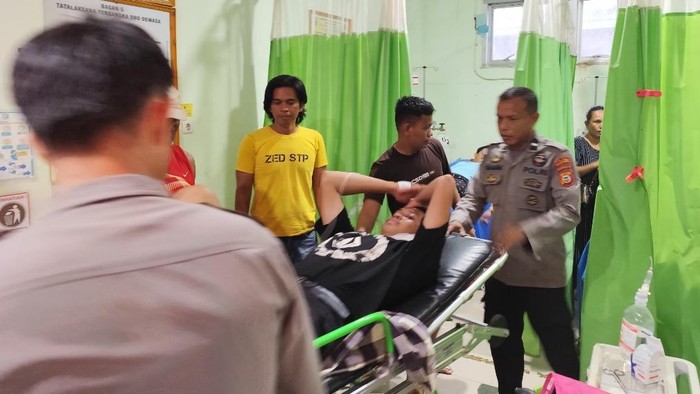 Korban tersambar petir dilarikan ke Puskesmas Bonto Bahari, Bulukumba.