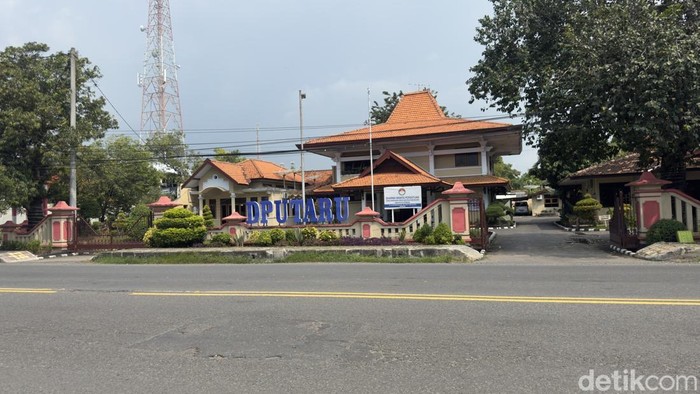 Kantor Dinas Pekerjaan Umum dan Tata Ruang (DPUTARU) Rembang, Sabtu (26/4/2025).