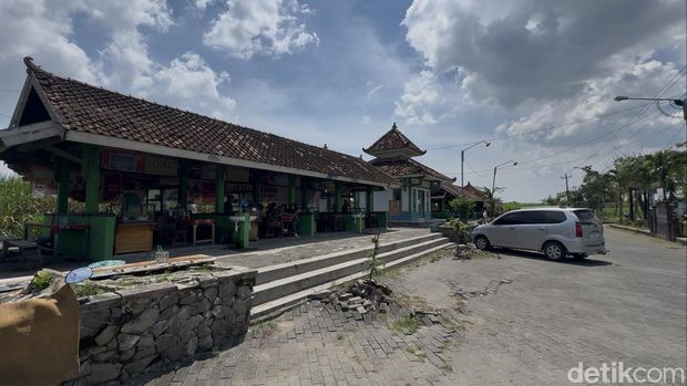 Sentra Kuliner Lontong Tuyuhan di Desa Tuyuhan, Rembang, Minggu (27/4/2025).