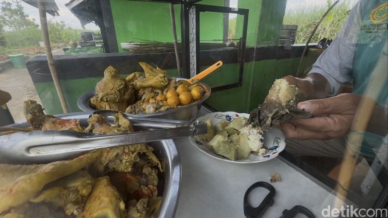 Lontong Tuyuhan, salah satu kuliner khas Rembang, Minggu (27/4/2025).