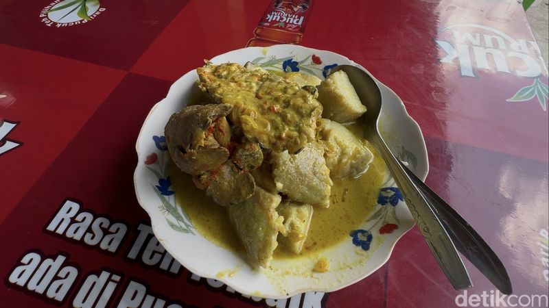 Lontong Tuyuhan, salah satu kuliner khas Rembang, Minggu (27/4/2025).