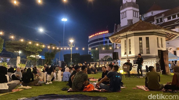 Suasana angkringan di Lawang Sewu, Kecamatan Semarang Tengah, Kota Semarang, Jumat (25/4/2025).
